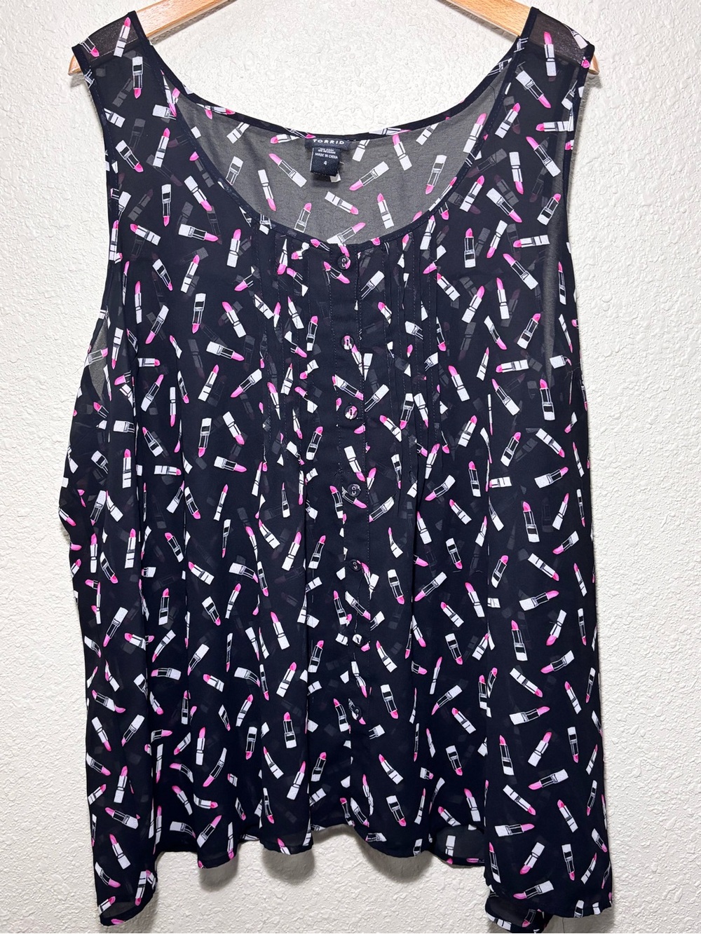 Torrid black semi-sheer chiffon tank top lipstick print overlapping back. 4X